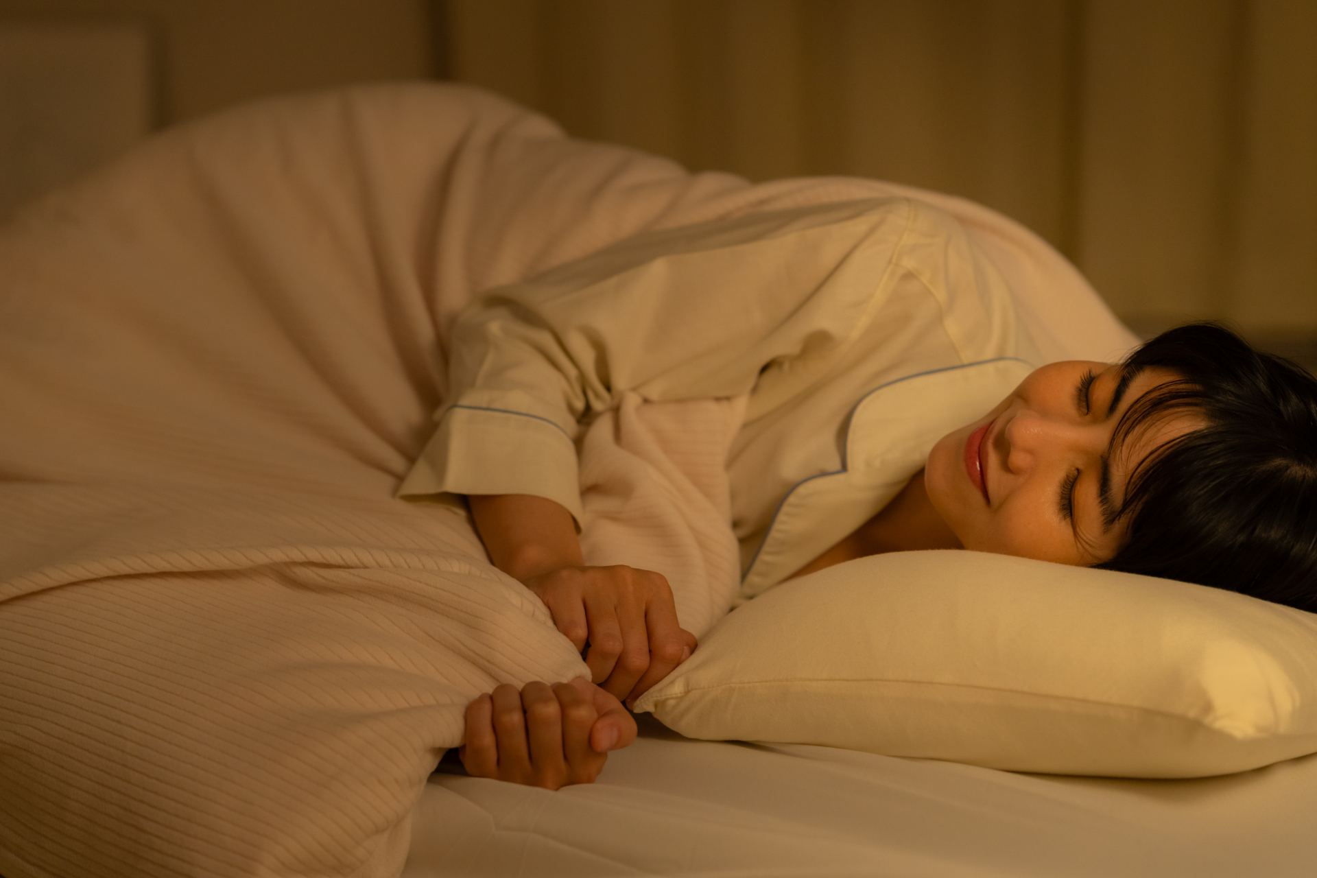 睡眠中の女性